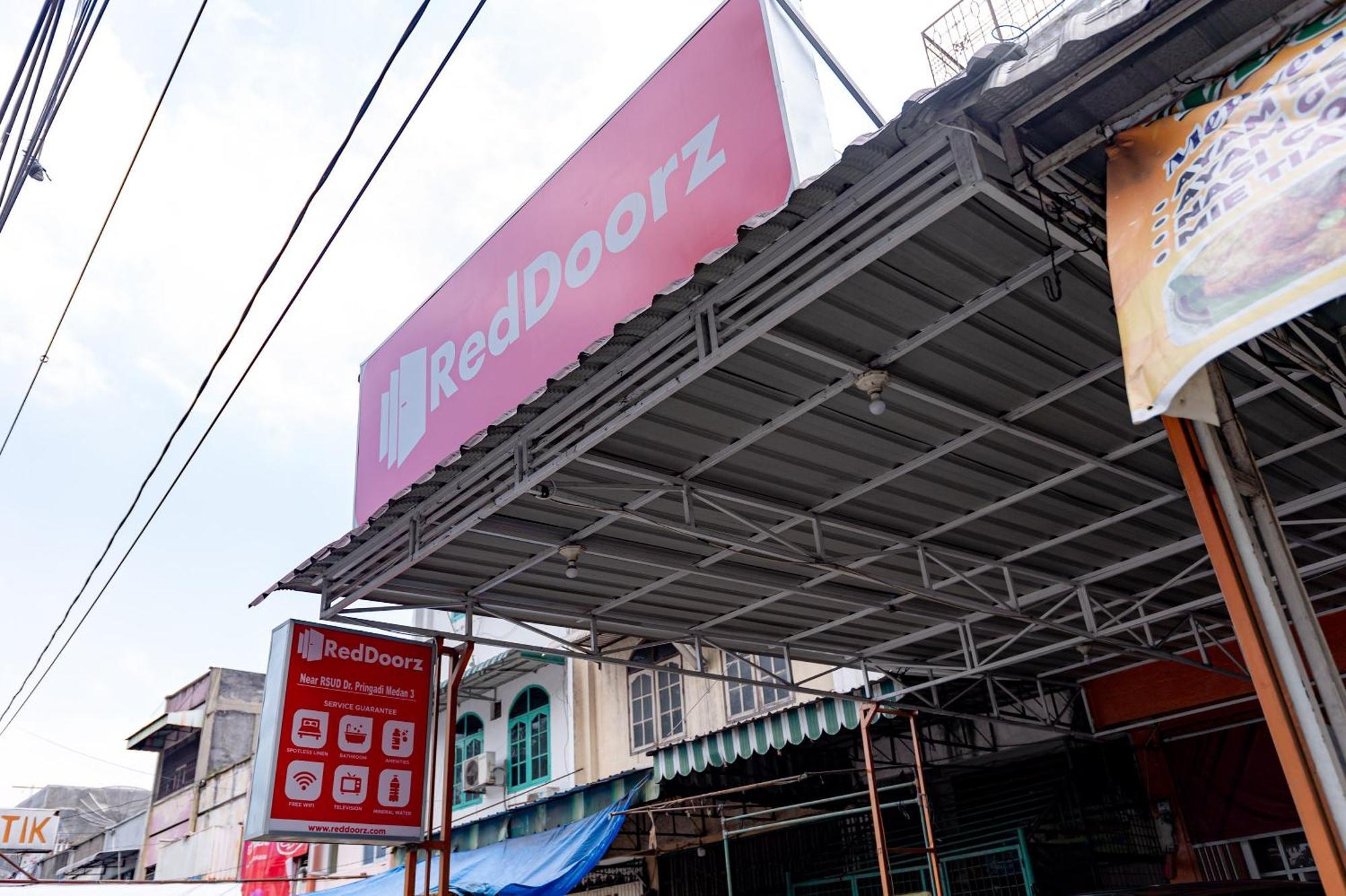 Reddoorz Near Rsud Dr Pringadi Medan 3 Hotel Kültér fotó